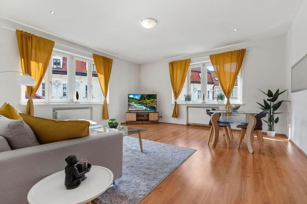 Exclusive Apartment In Centre Bratislava Bagian luar foto