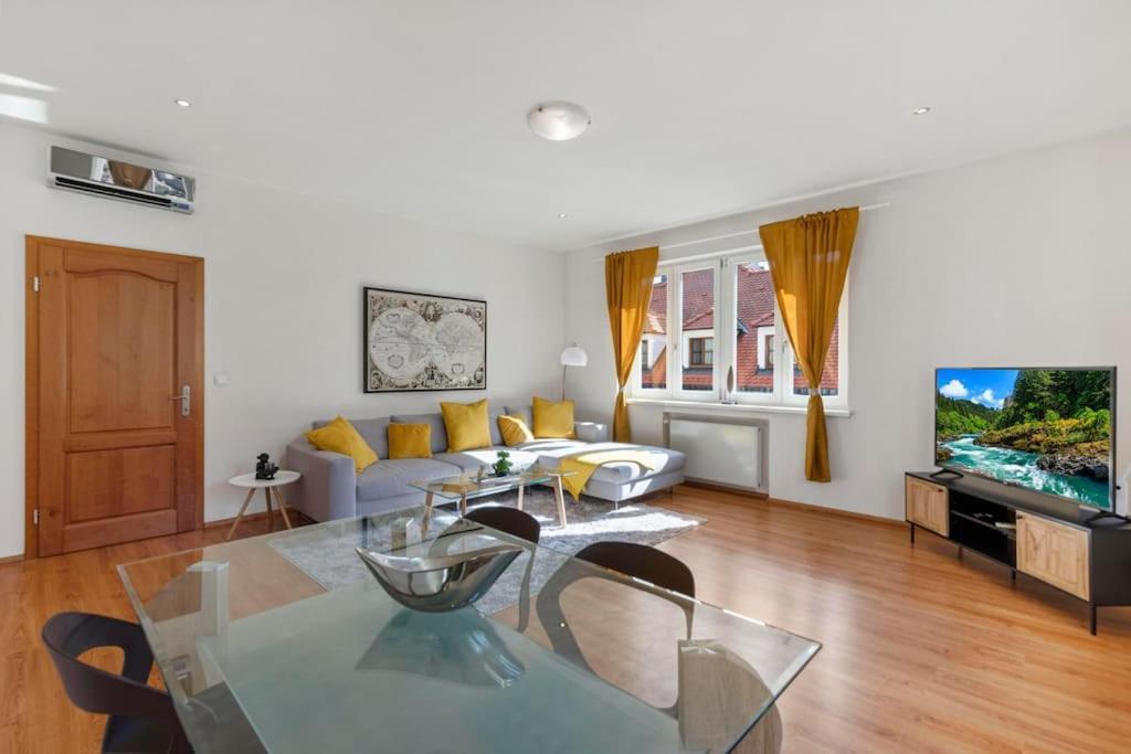 Exclusive Apartment In Centre Bratislava Bagian luar foto