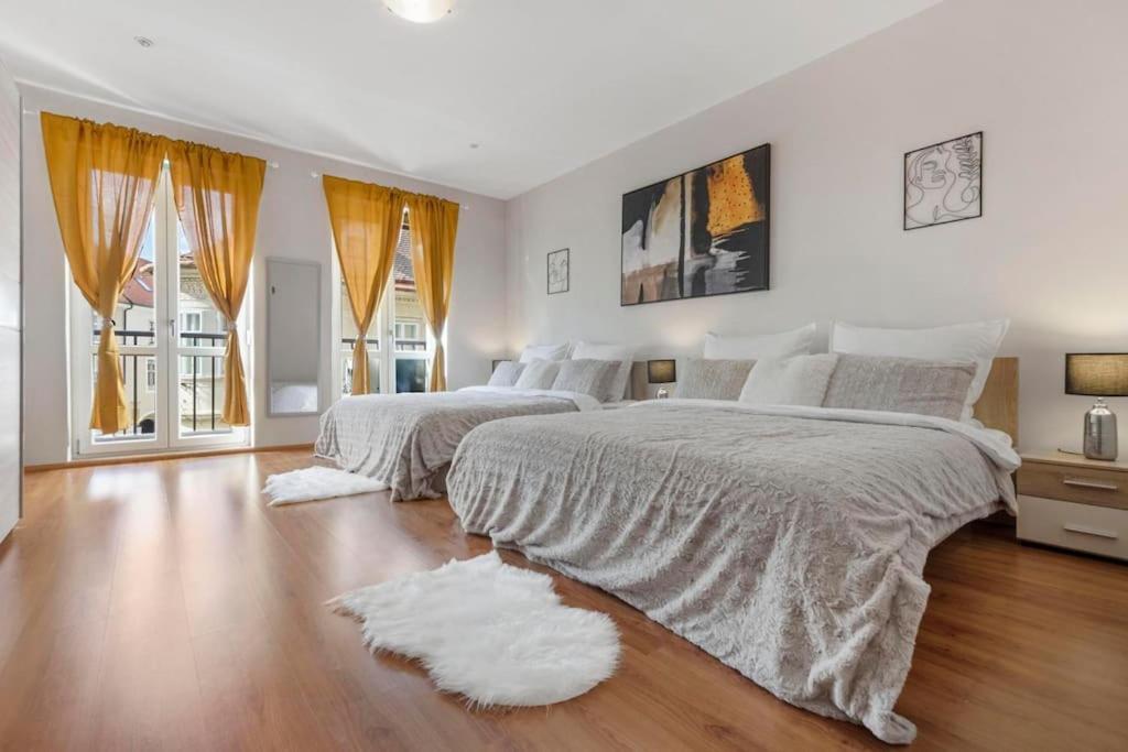 Exclusive Apartment In Centre Bratislava Bagian luar foto