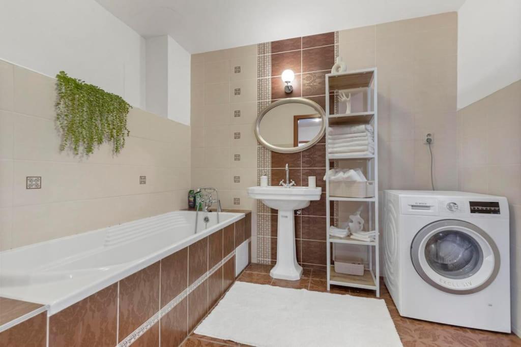 Exclusive Apartment In Centre Bratislava Bagian luar foto